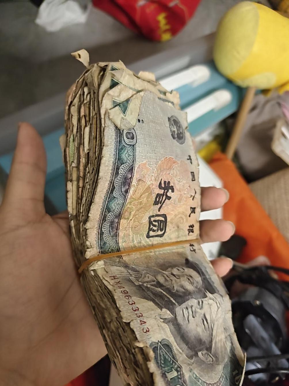 我来跟大伙说下，这种旧纸币还能不能变现，有没有收藏家看得上。
收藏的人不是收破烂