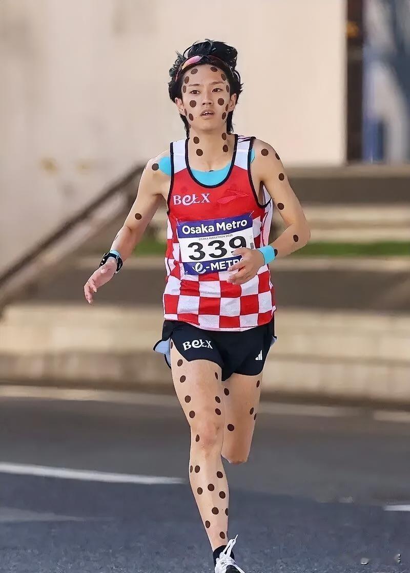 藤壶哥从头到脚的法藤贴 有穴位之说么
吉田响大概率是全场贴法藤贴最多的人了...