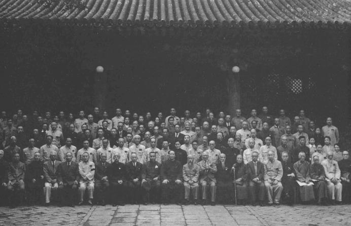 1949年9月17日，出席新政治协商会议筹备会第二次会议的委员在中南海勤政殿合影