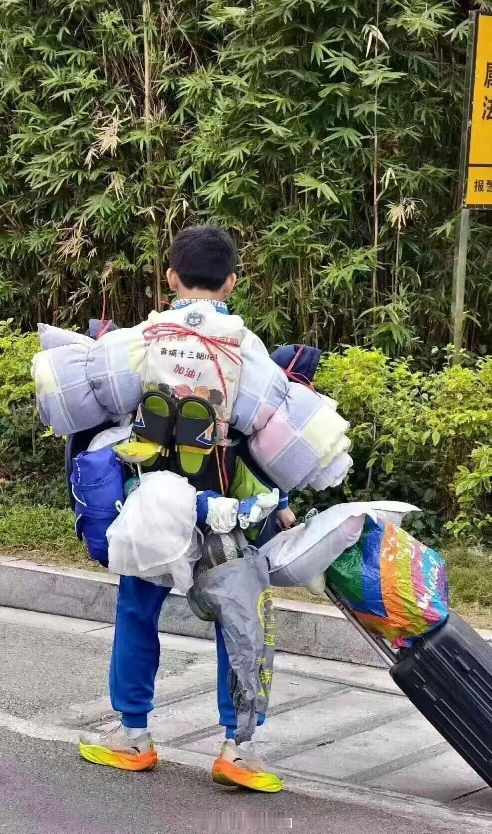 1月30日，广州中小学开启寒假。黄埔军校纪念中学一名住校生打包了所有行李，在地铁