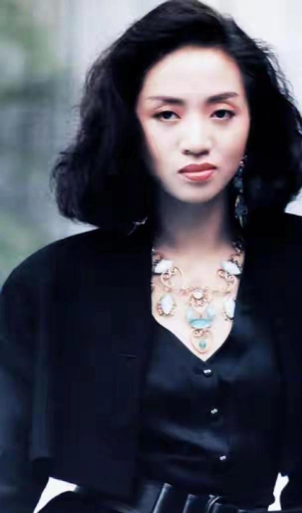 海会塔那扇门，是螺丝先松掉的。歌迷凑近，打开，存放梅艳芳骨灰的位置空了。

歌迷