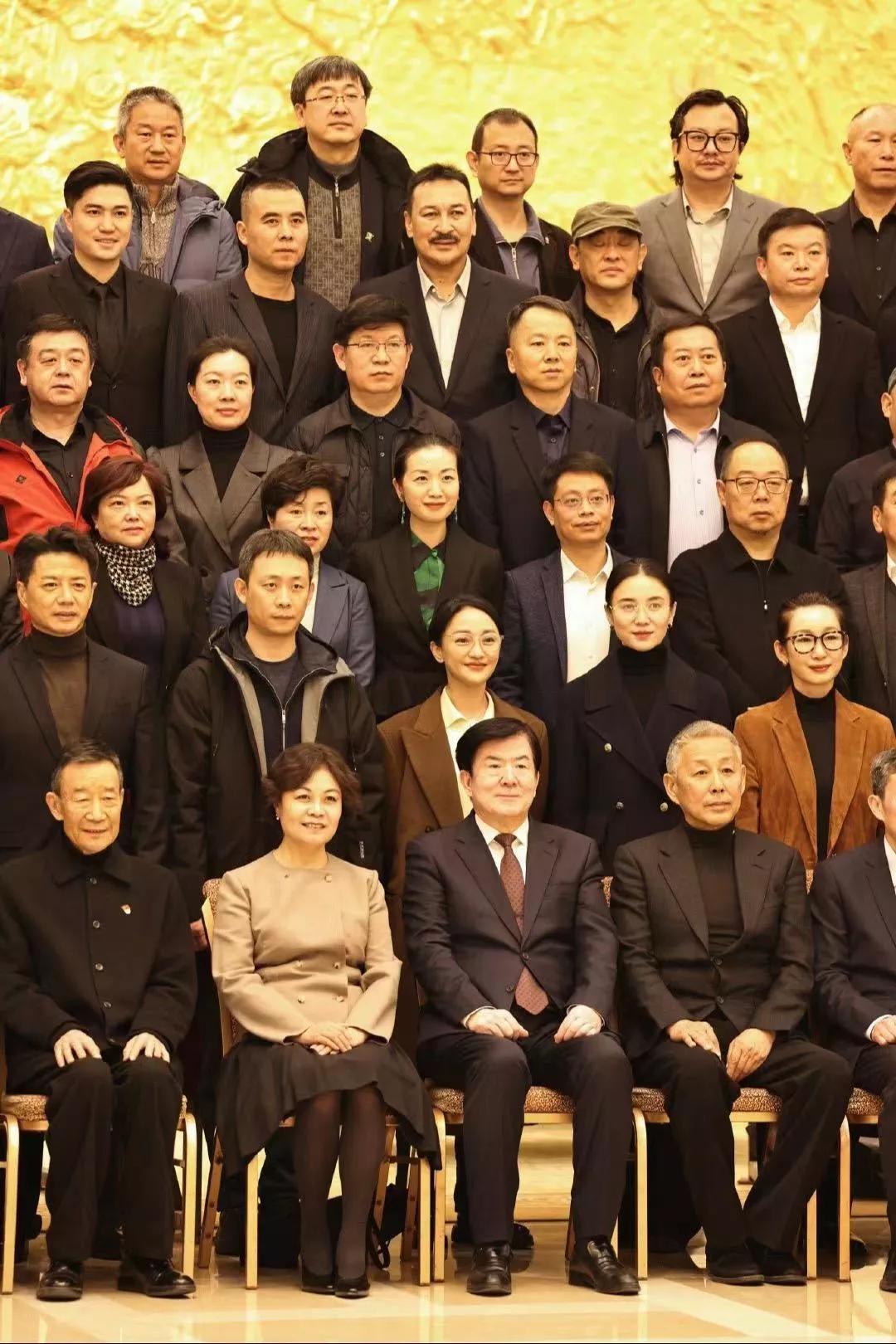 坐着的都是岁数大的