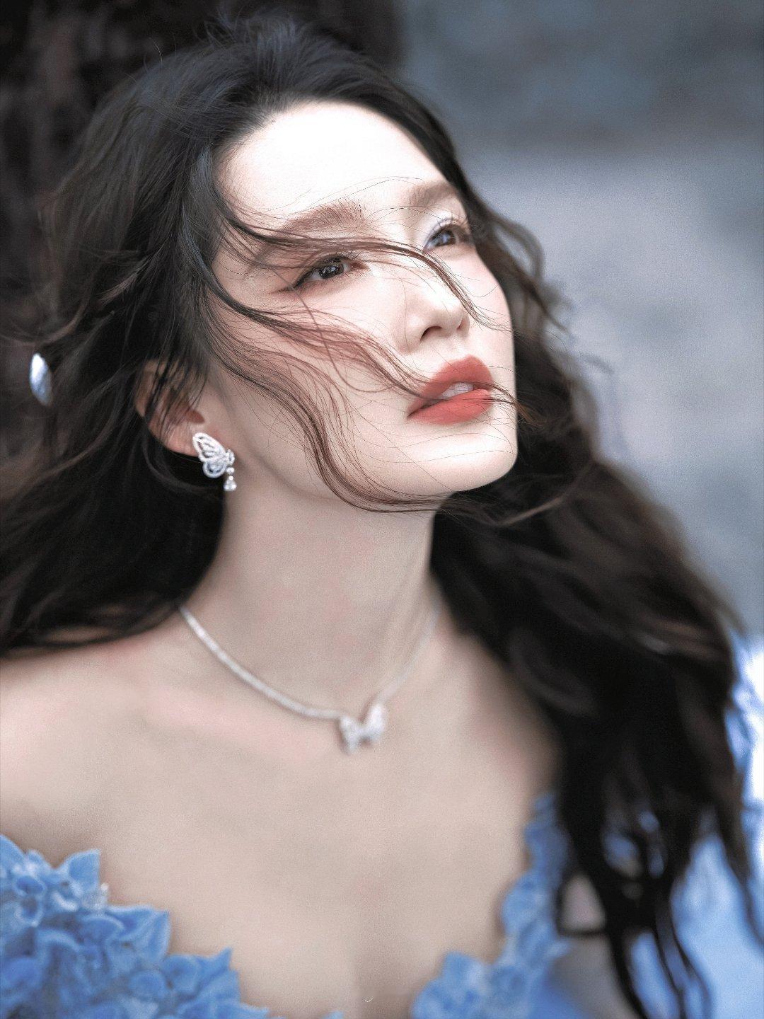 李沁好像一朵蝴蝶兰这条蓝裙子太衬她了，像从海里走出来的仙女 ​​​