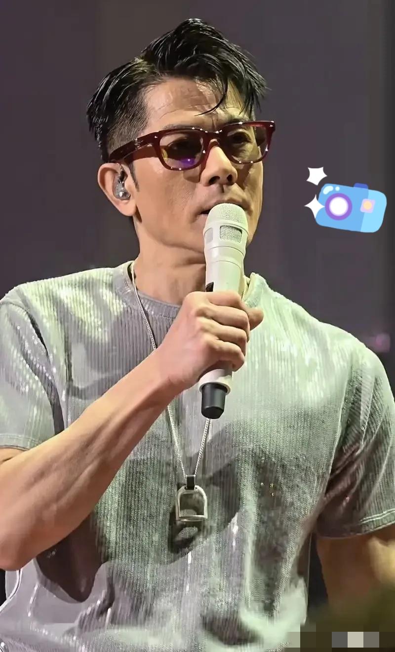 全场沉默！60岁郭富城广州演唱会一句话，戳中无数人！
 
他刚跳完3小时全开麦唱