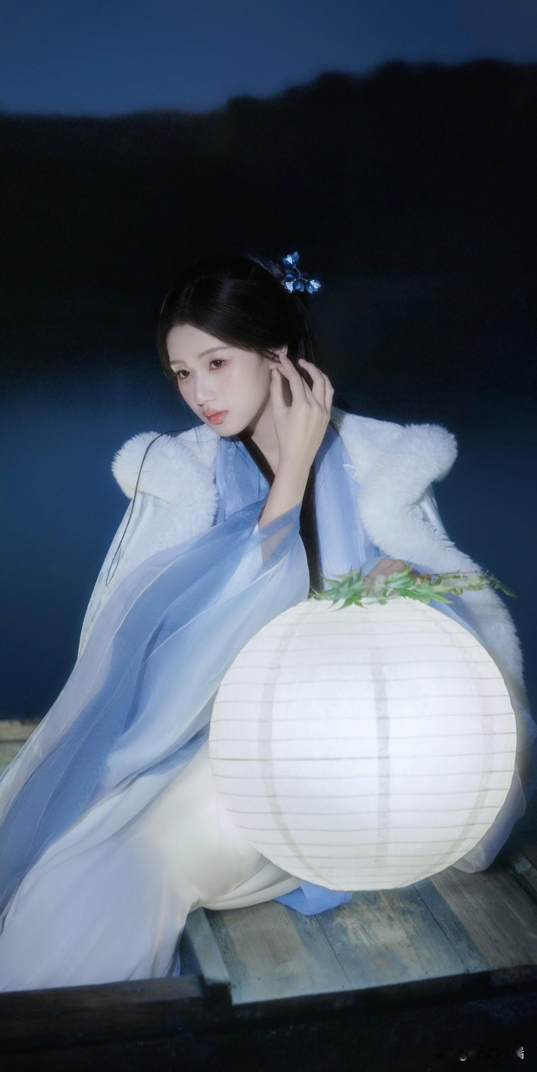 夜色中的古典美人，手持纸灯笼，唯美如画。