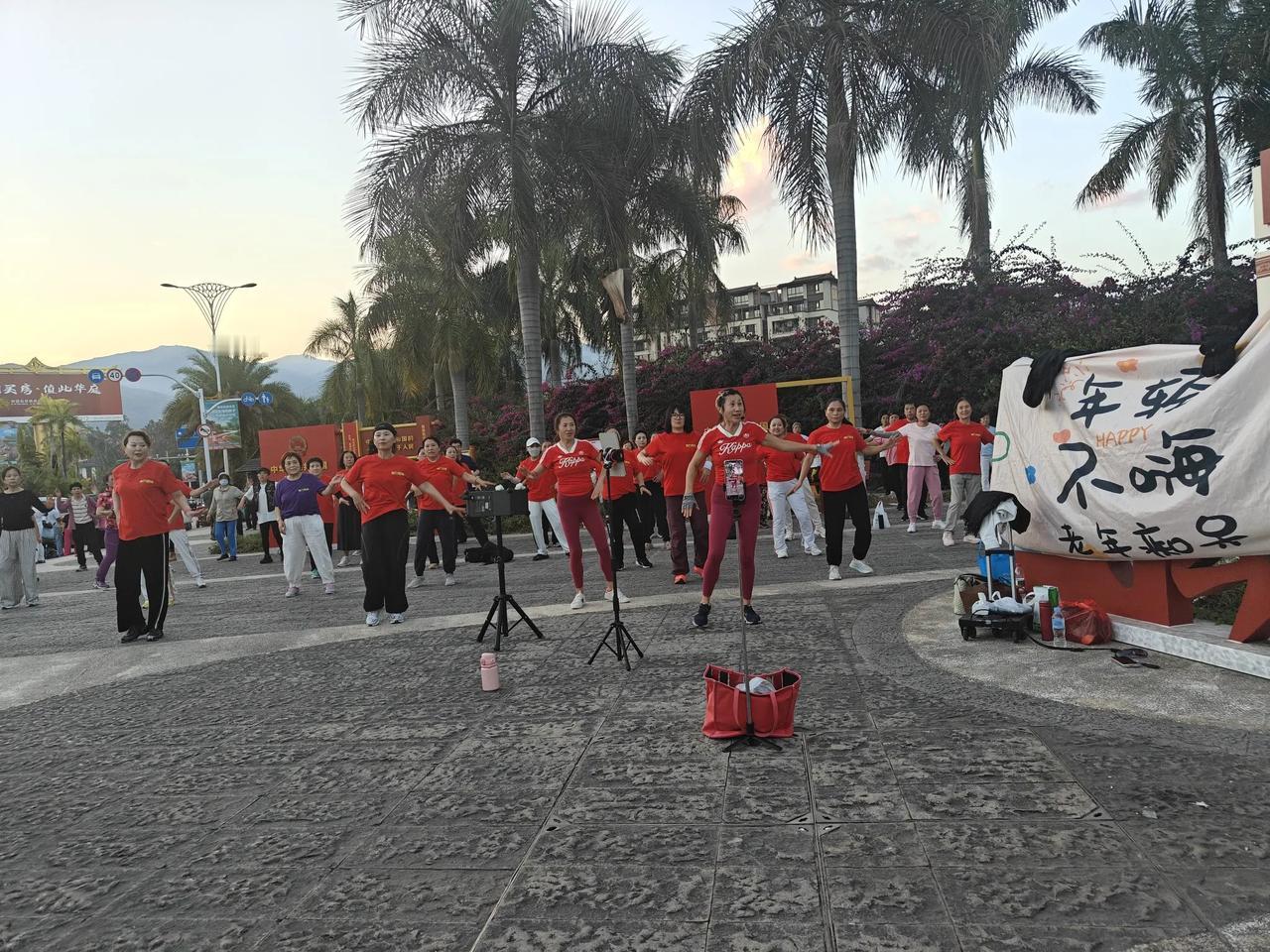 我是昨天下午傍4点的时候走着去的东北街，从我景洪寓所走到东北街得40分钟，沿途得