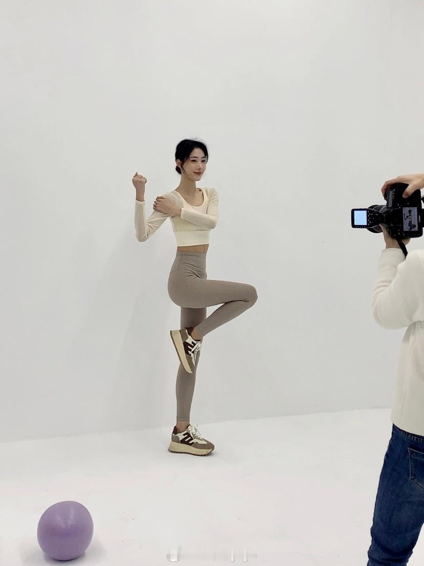 🧘瑜伽女孩我妈疯狂给我拍视频妈妈陪着工作的感觉太爽啦 ​​​