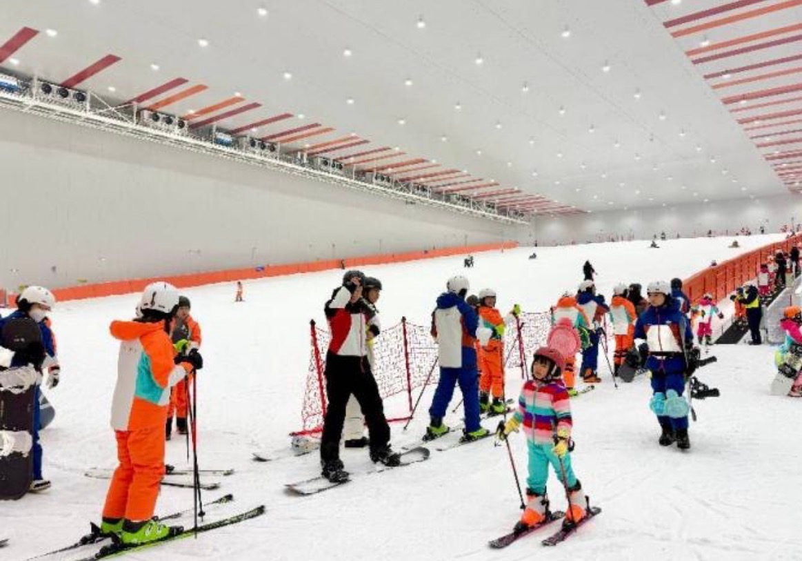 第一次在南宁滑真雪，垂直落差体感很棒，炎炎夏日解锁清爽冰雪时光～万达米伦滑雪场给