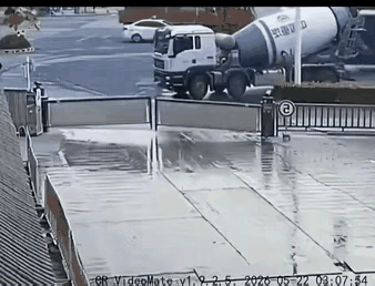 行人千万不要和大货车、罐车抢道，不是不想让人，是盲区太多，根本看不见。