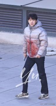 肖战顶着那张脸+薄肌宽肩细腰翘臀大长腿。
感谢肖战勇闯娱乐圈[老师好]撑起内娱顶