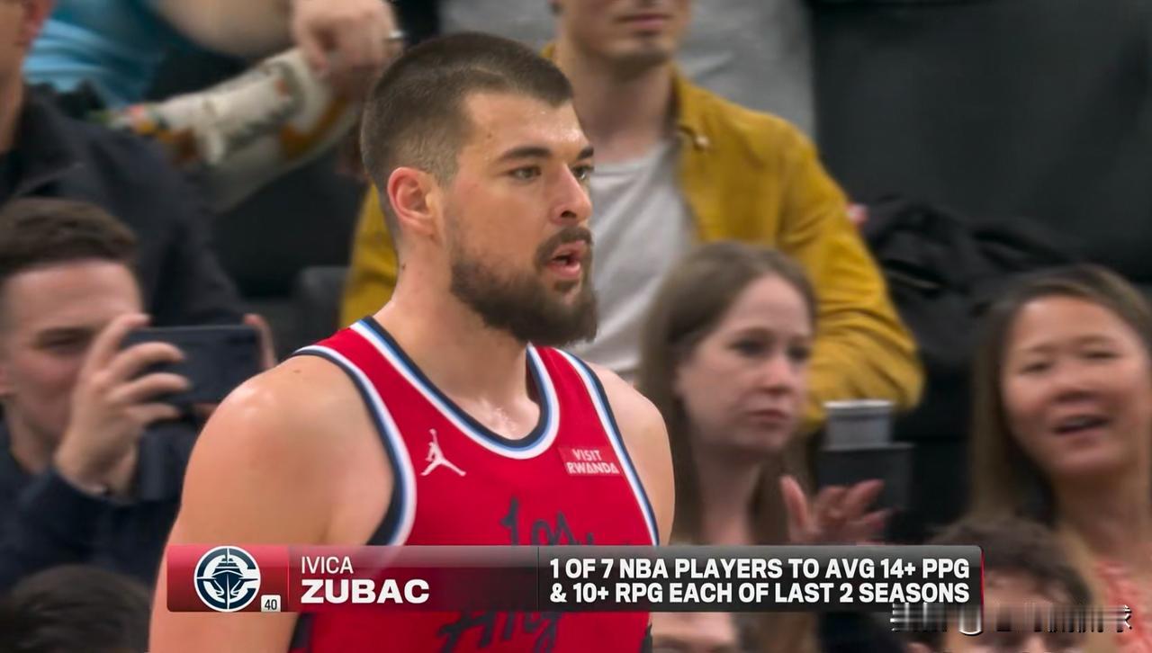 快船当家中锋祖巴茨真是太给力了！在今天快船主场迎战湖人的比赛中，目前双方半场战罢