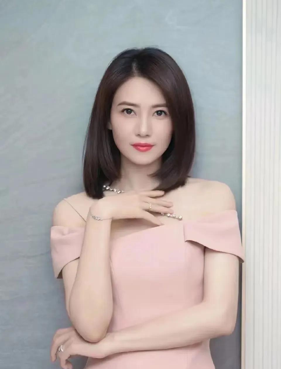 2000年的高圆圆，清纯玉女天花板，偏偏对大自己11岁的张亚东上头了。

那时候