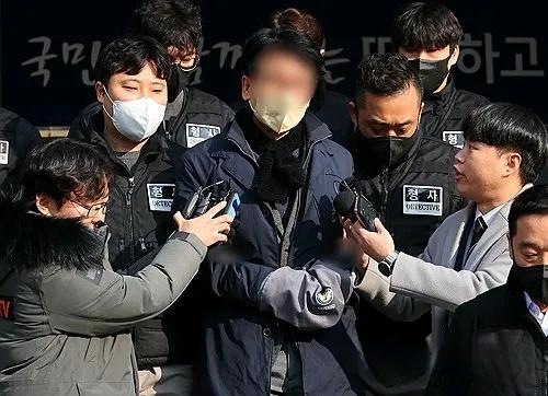 拘留令最后一天，公调处突然“变招”。
向法院申请延期，把逮捕尹锡悦的重任委托给警