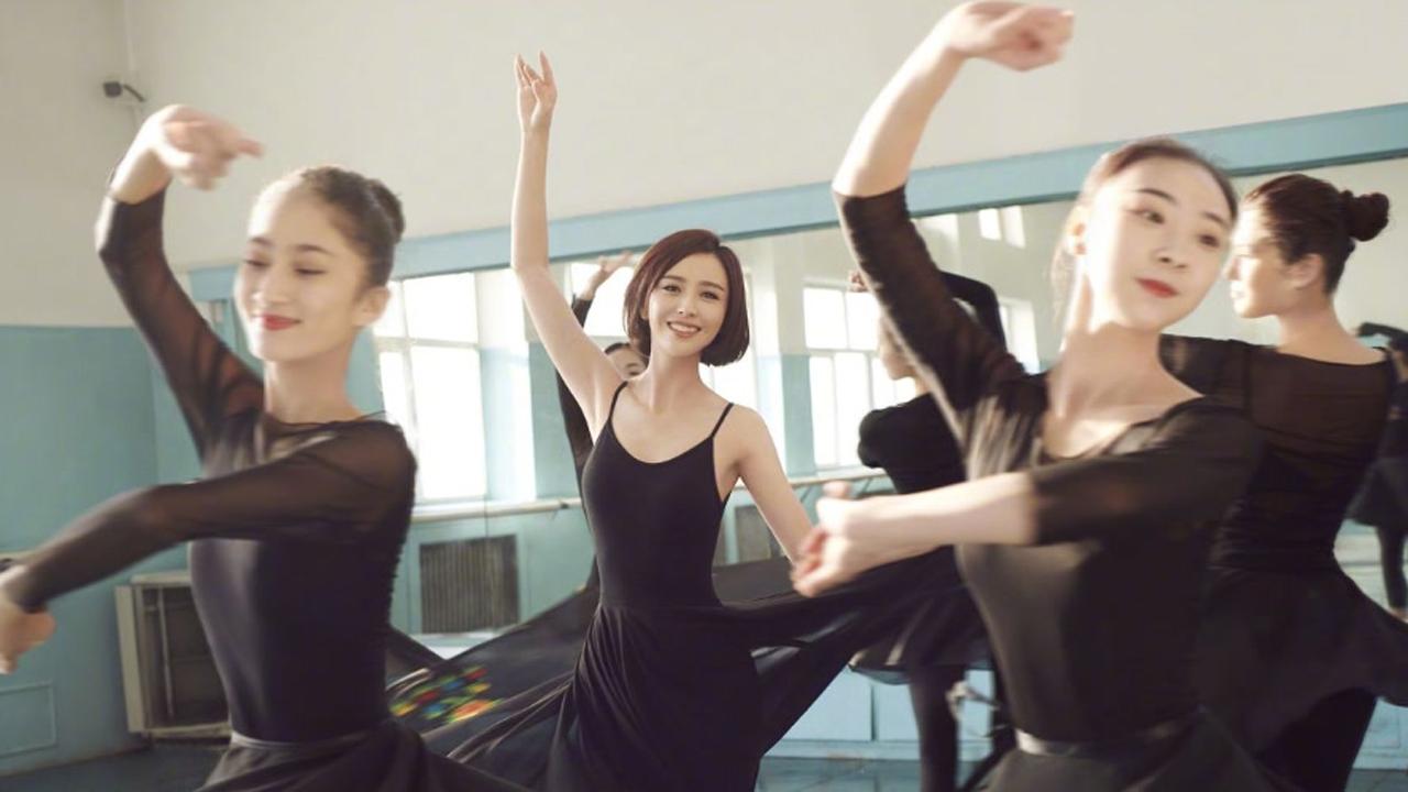 一位顶尖舞蹈老师说：

“舞蹈生是压抑最重的群体之一。”

你走进舞蹈教室，会看