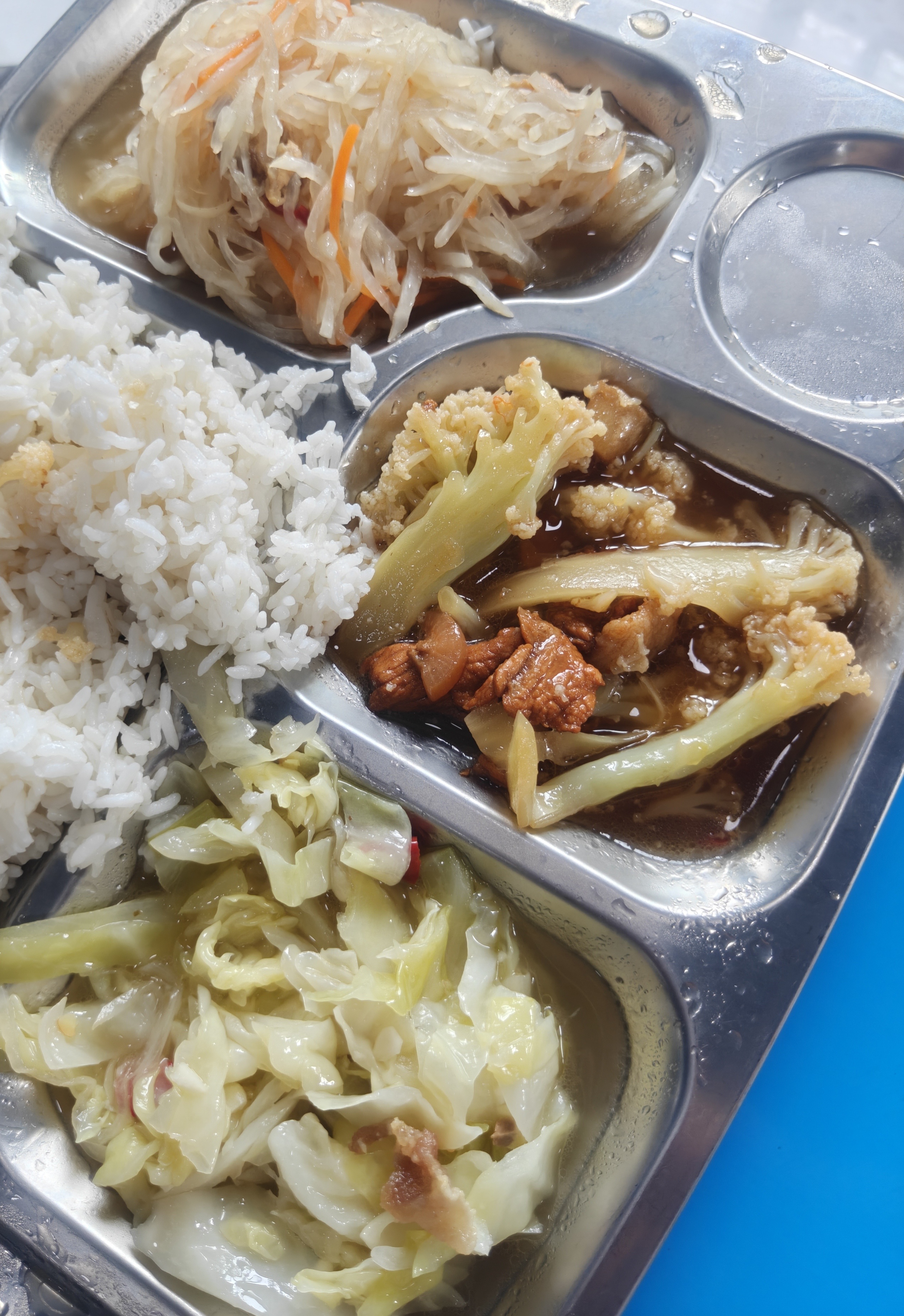 我们的工作餐，白菜，花菜，萝卜丝[笑cry] ​​​