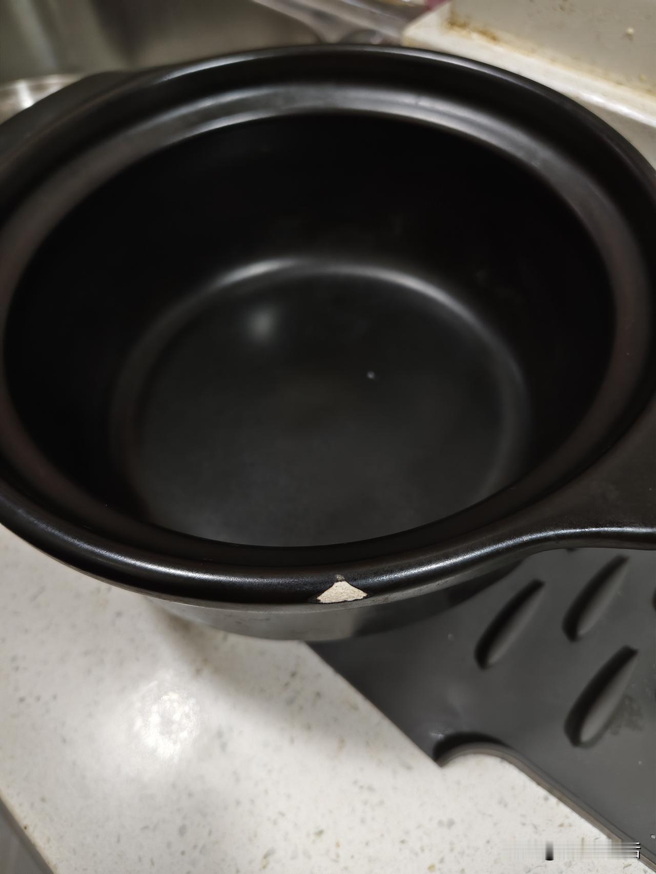 记录一下昨日发生之事。
昨日晚饭后洗碗时，不慎将砂锅盖打碎，砂锅口也略有损伤。今