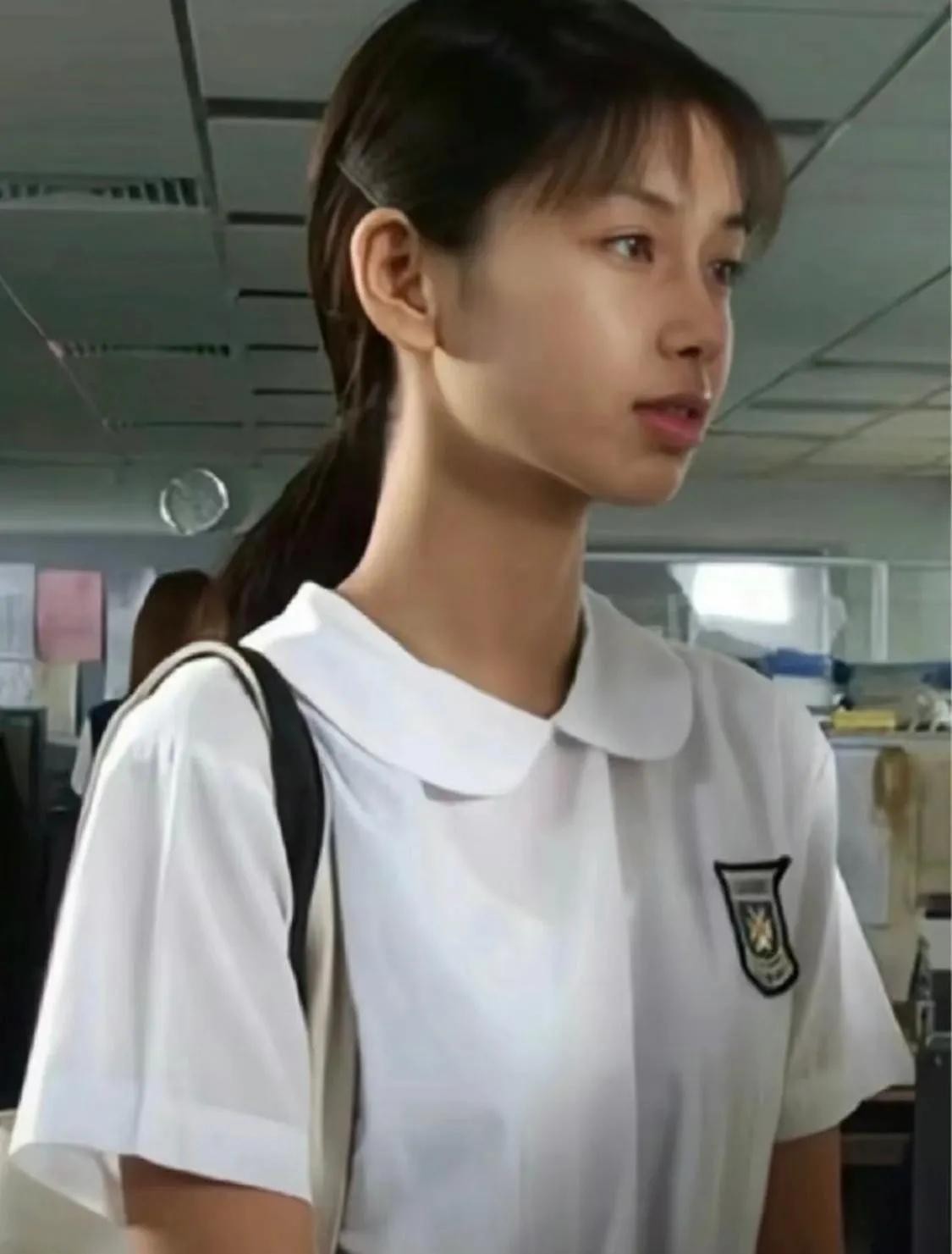 杨颖学生时期旧照，看起来还真的只整了牙。
#杨颖旧照片# 
#妙笔生花创作挑战#