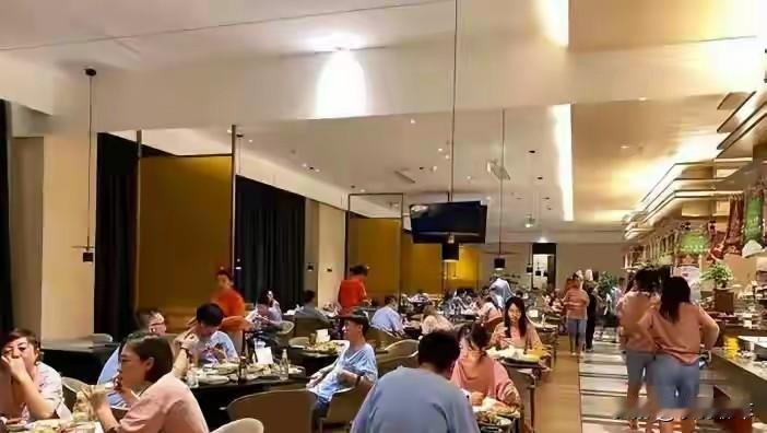 洗浴中心12万家关到5.3万家，但年轻人正在爆改这门老生意

全国洗浴中心从高峰