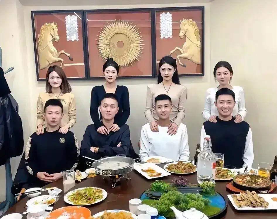 实话实说，在这四对夫妻中，你们觉得哪一对过得最开心？ ​​​