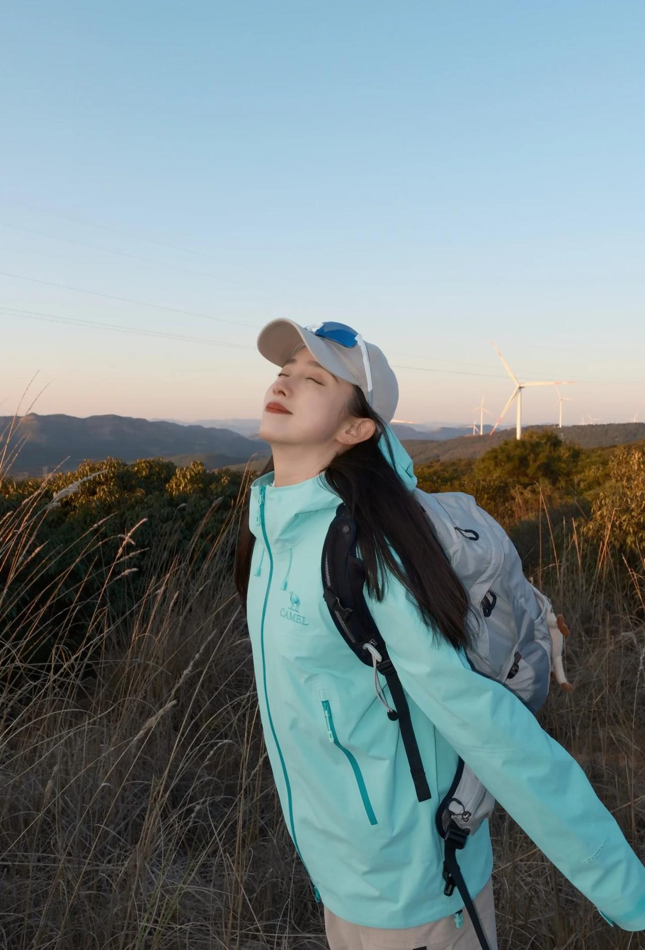 走进风车山的蓝调时刻🌇
又挖到一个周边看日落的宝藏地！
📍曲靖马龙·诸葛南山