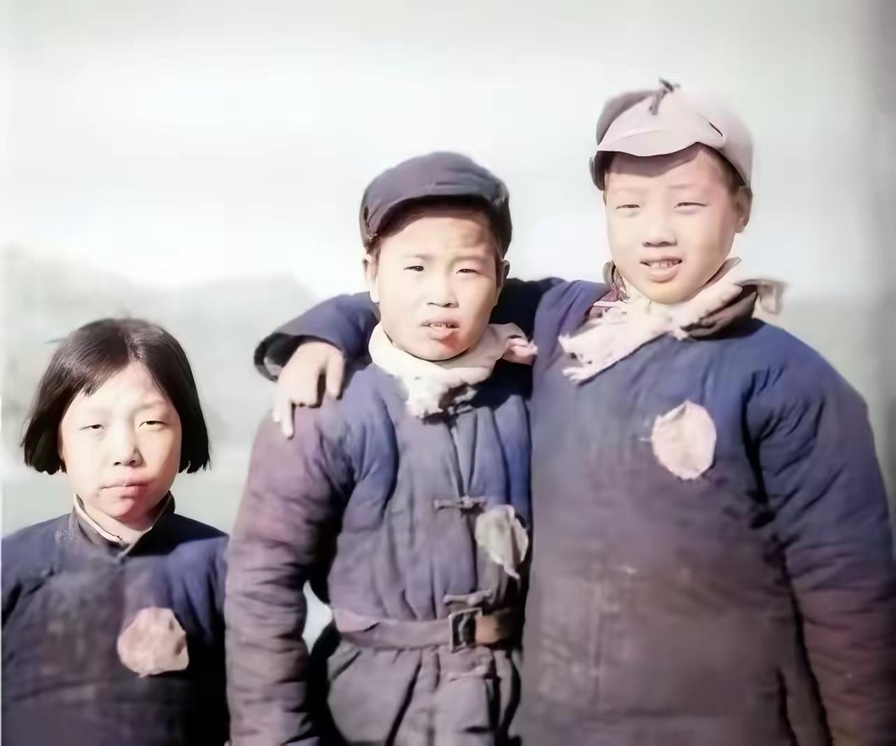 没想到10岁中国娃被鬼子砍断5根手指，愣是半个字没吐八路军下落！这张1945年的