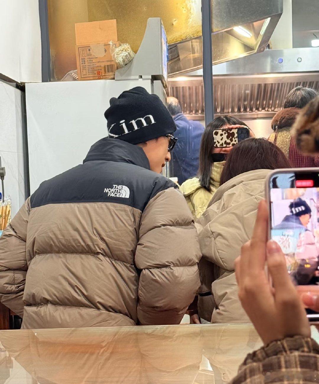 网友新昌偶遇李昀锐吃饭网友偶遇李昀锐在吃饭网友新昌偶遇李昀锐吃饭，全程都很放松，