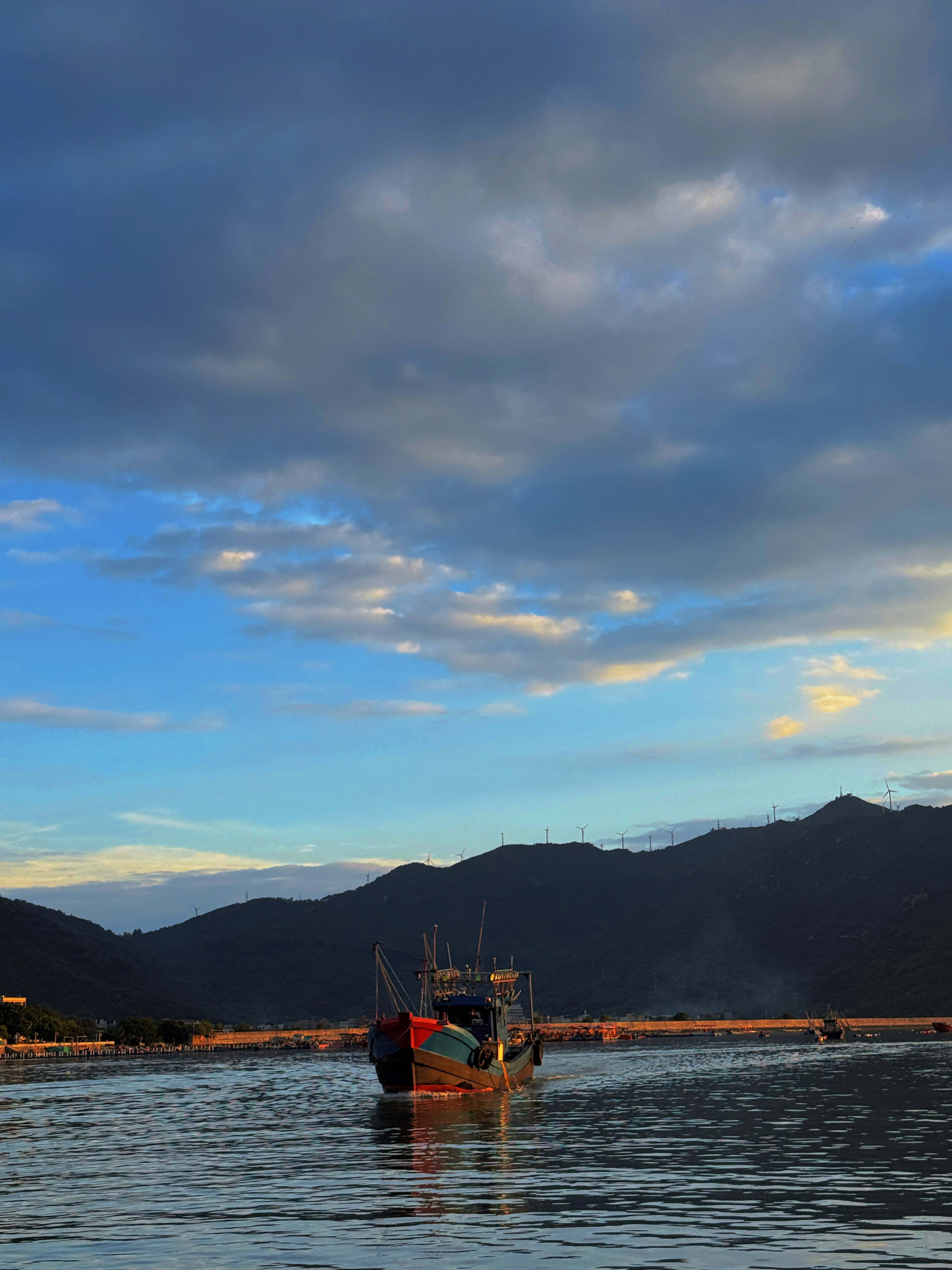 打卡南澳岛的彩虹海🌈看似梦幻的一片海，实际是生蚝养殖基地夕阳时分景色绝了🌇带