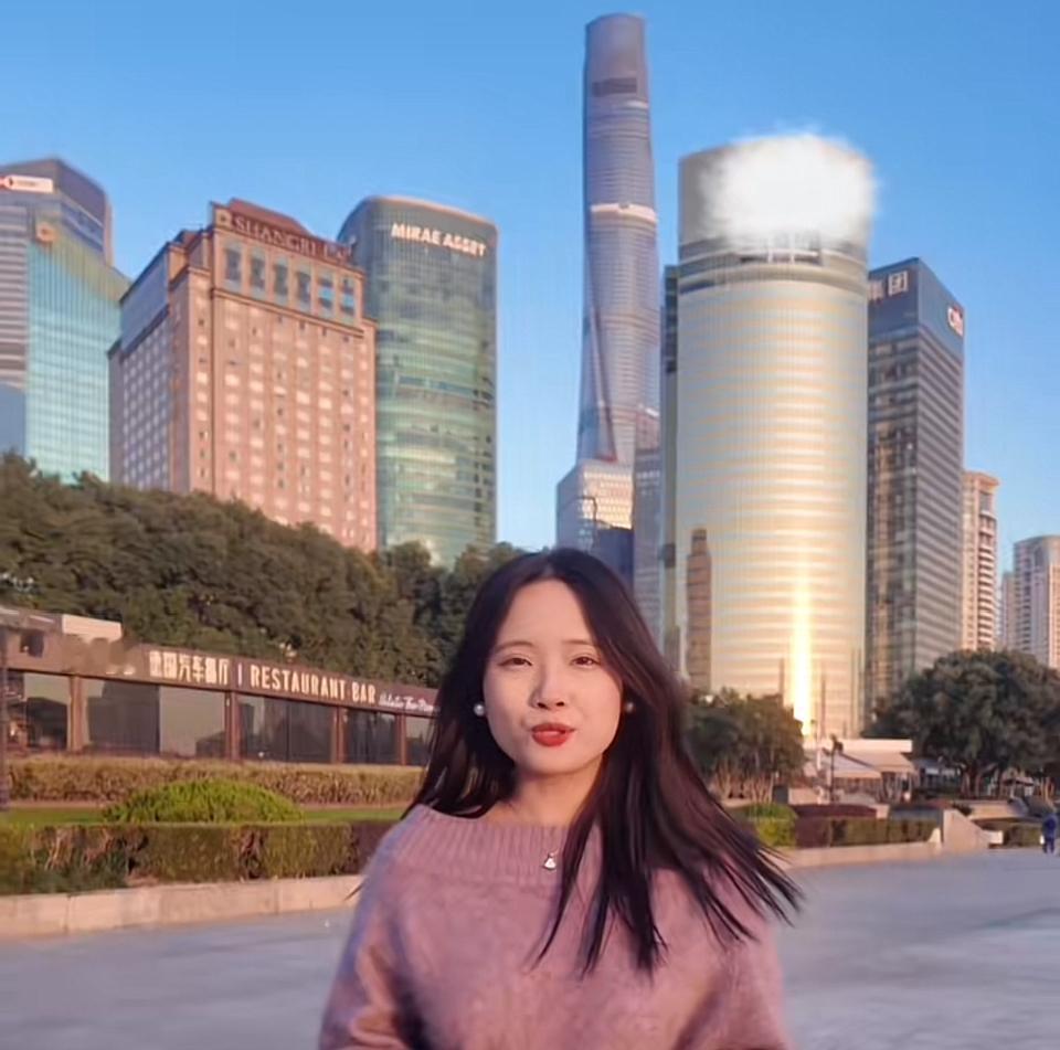 来上海必须尝尝灌汤包！今天我就去吃了，那体验简直绝了。咬开薄而有韧性的外皮，汤汁