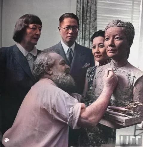 1943年，蒋宋美龄访美期间，美国雕塑家乔戴维森为其塑像 ​​​。
1942年1