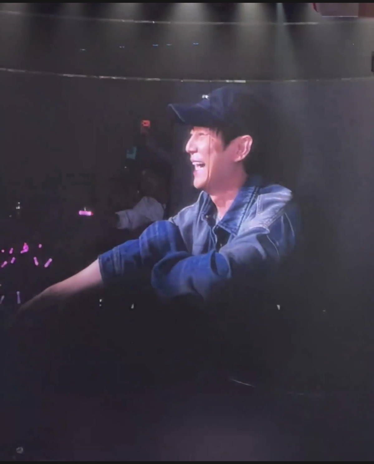近日何炅在谢娜成都演唱会上的惊喜现身及动情告白“娜娜我们为你骄傲”，让“何炅你超
