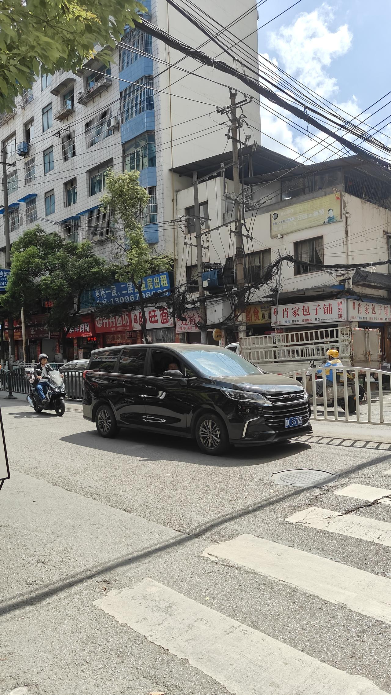 这车空间大啊