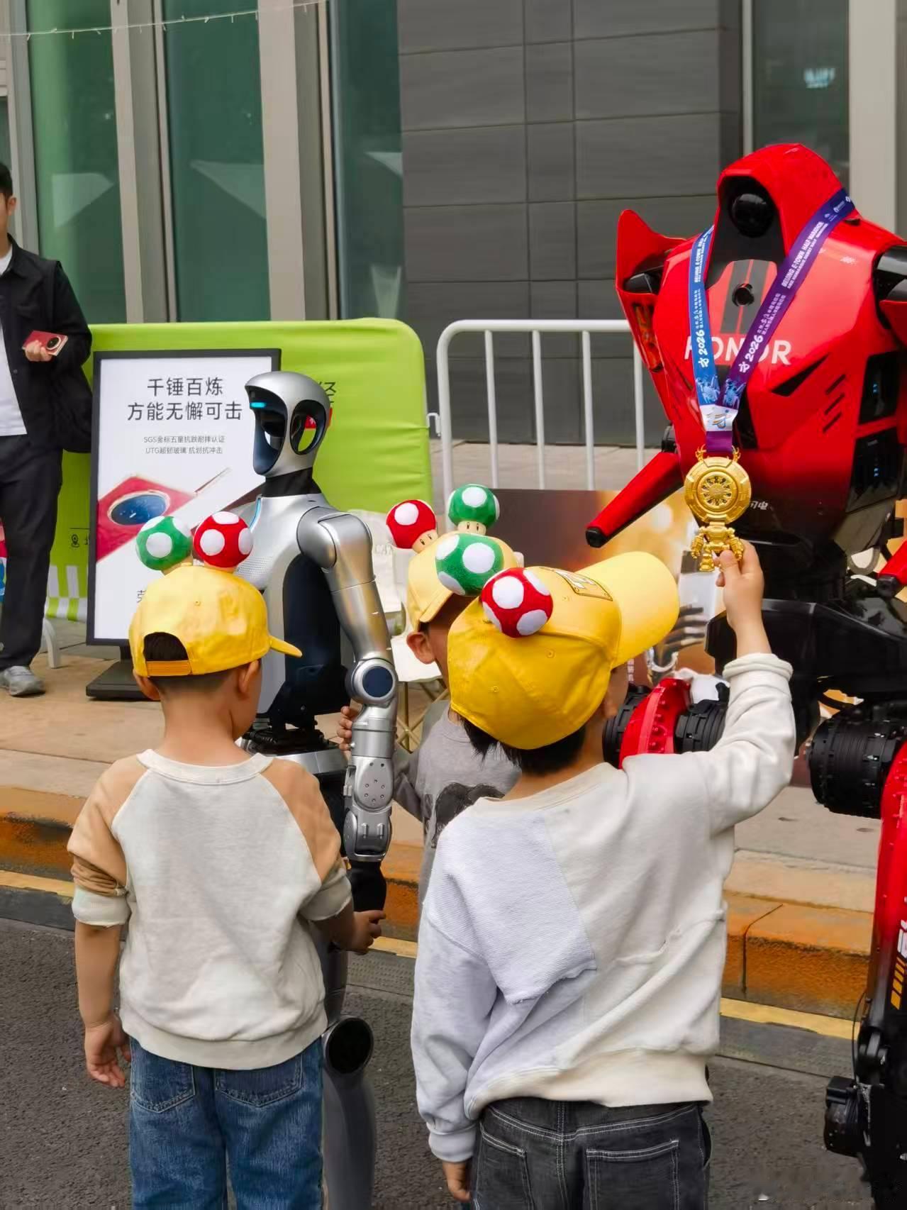 荣耀机器人夺冠后首次亮相这届小朋友确实幸福，小时候我只能幻想有一台初号机，现在荣