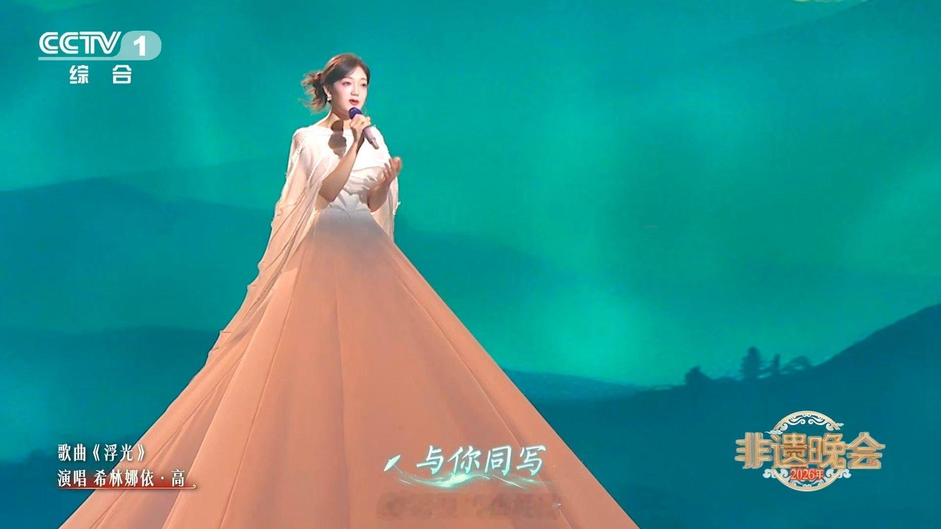 她站在那里，就是一幅行走的《千里江山图》。7米裙摆铺展，非遗南昌清音绕梁，纸伞夏