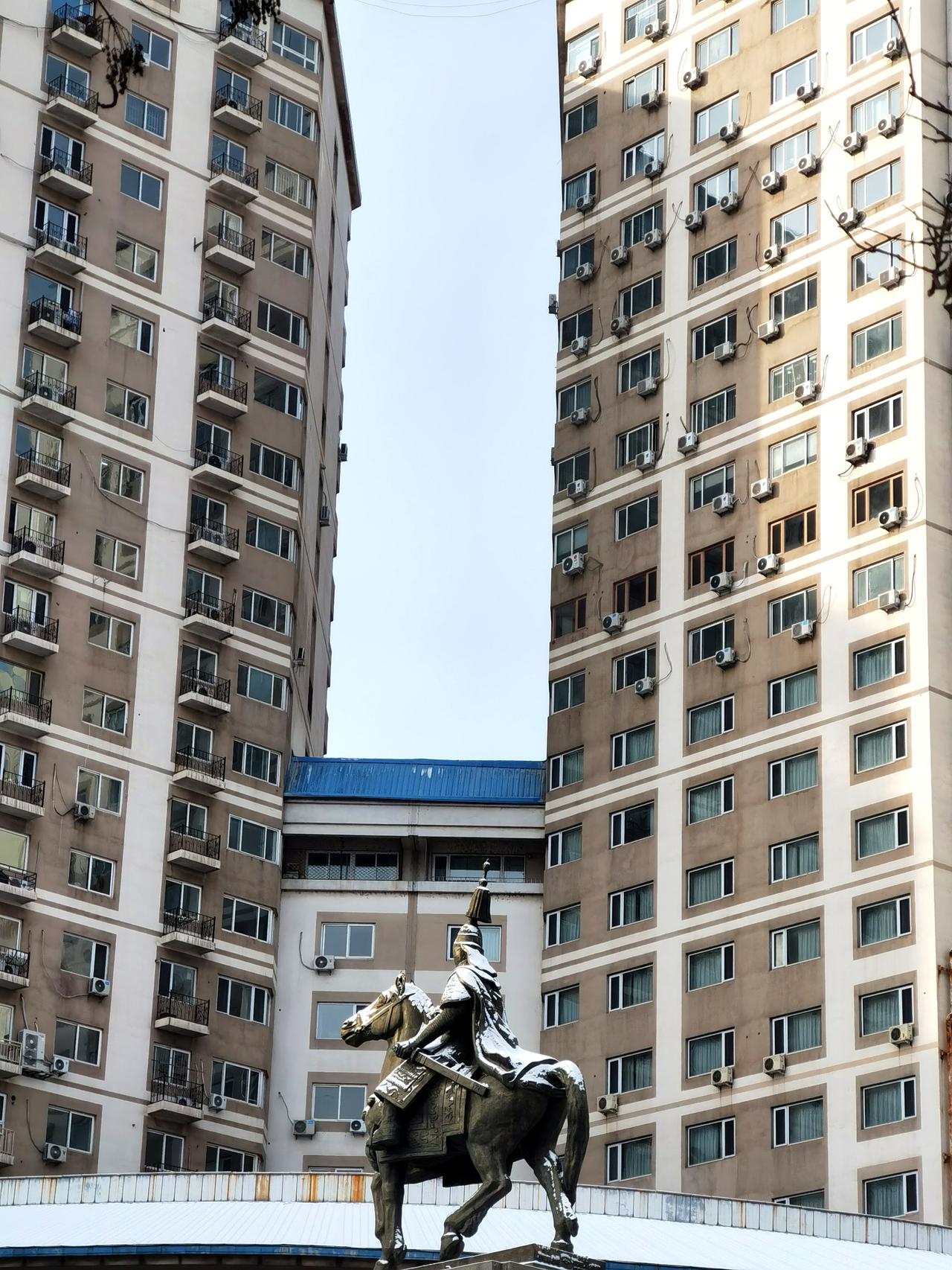 12月12日迎来2025年承德的第一场雪。

承德的街头走一走，感受一下初雪的惊