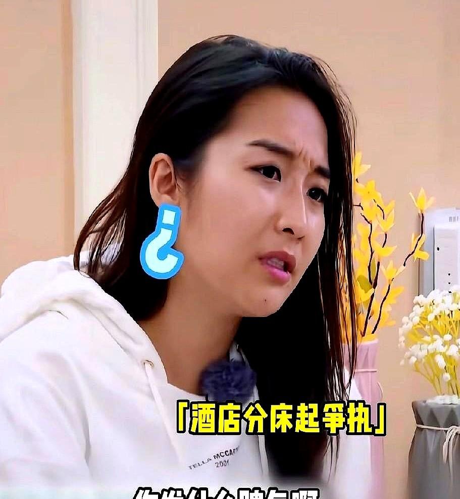 堂堂影帝，半夜把自己塞进酒店窄小的沙发里，死活不肯去床上睡。

女儿在一旁看着心