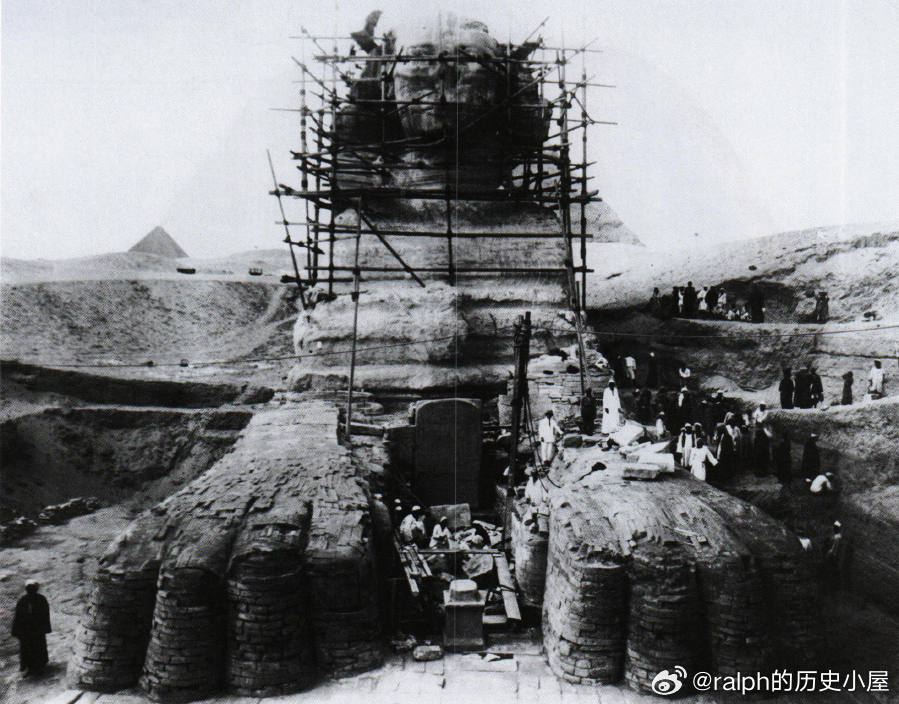 1925年埃及政府组织工作人员清理狮身人面像周围的沙子。由于狮身人面像属于软石灰