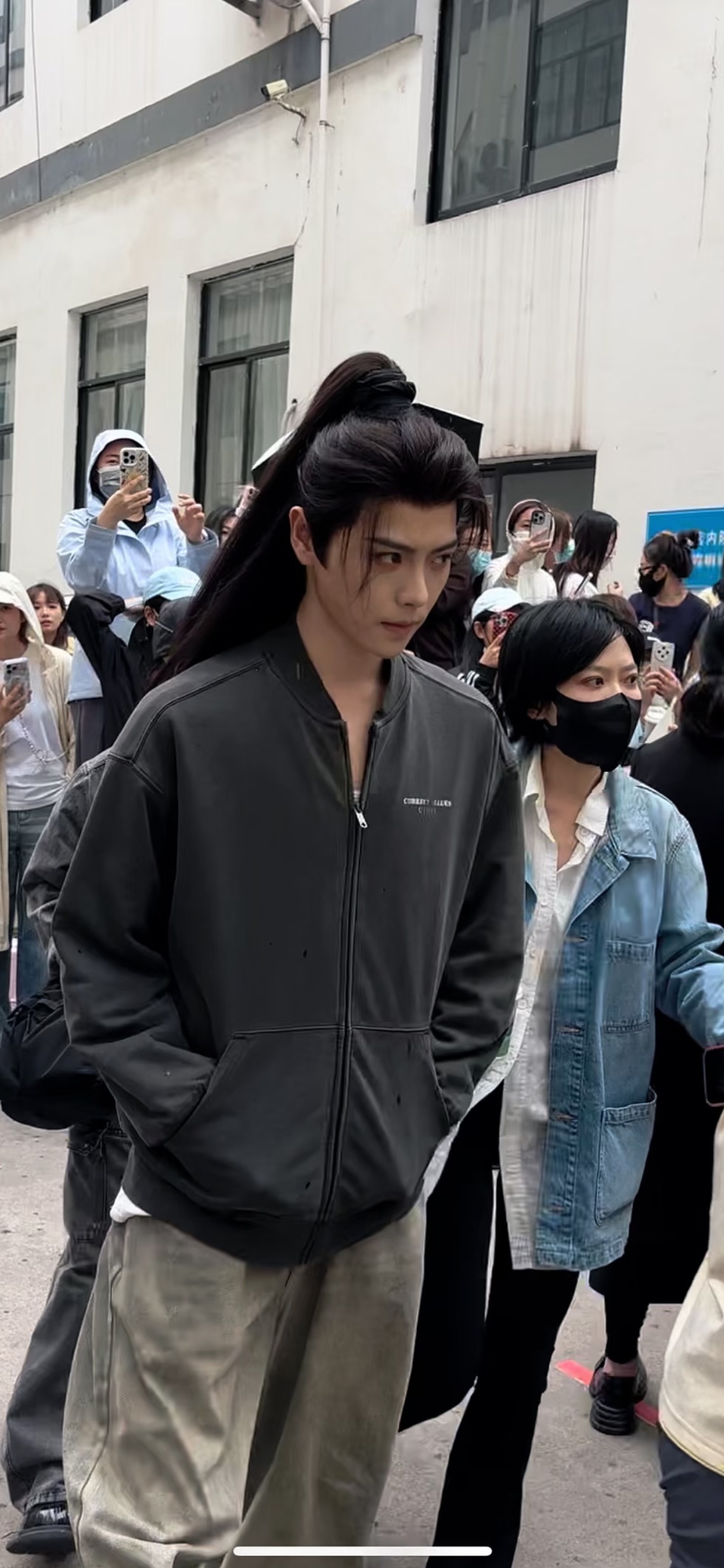 这张路透看起来就很不好惹！不愧是沉默寡言，冷峻似孤松的脸客花六童啊~肖宇梁