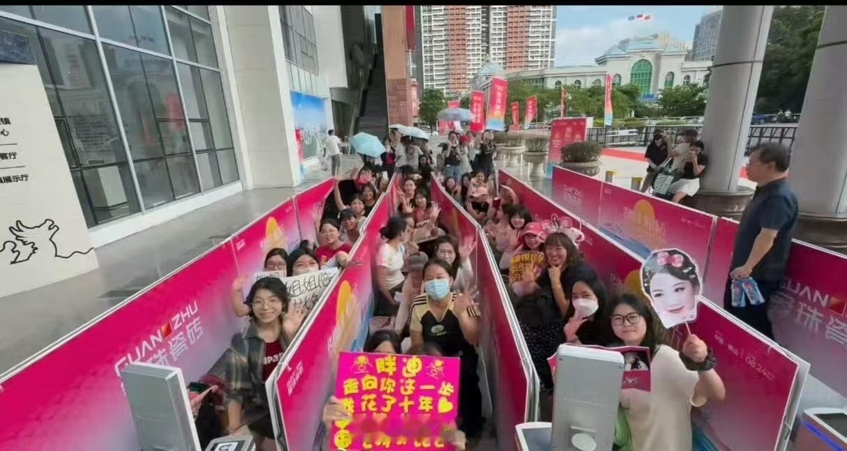 迪丽热巴广州活动人气迪丽热巴广州活动线下人气迪丽热巴广州活动线下人气，哇塞哇塞，