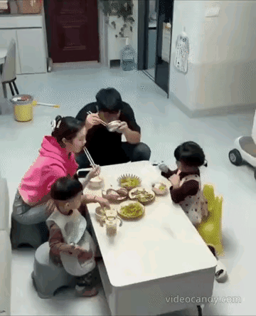 男子想喝酒，故意装晕倒，老婆赶忙查看，拿手机准备拨打急救电话，还是女儿懂爸爸，拿