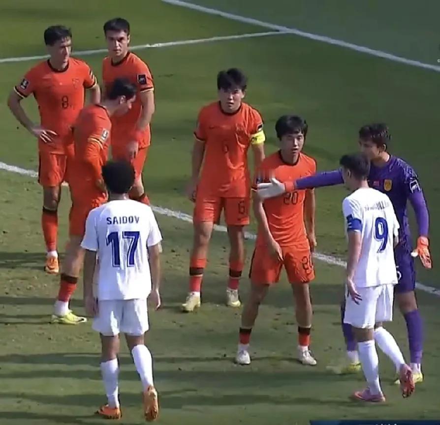 U23足球亚洲杯1/4决赛:
中国队对阵乌兹别克斯坦队。
上半场双方踢成0-0。