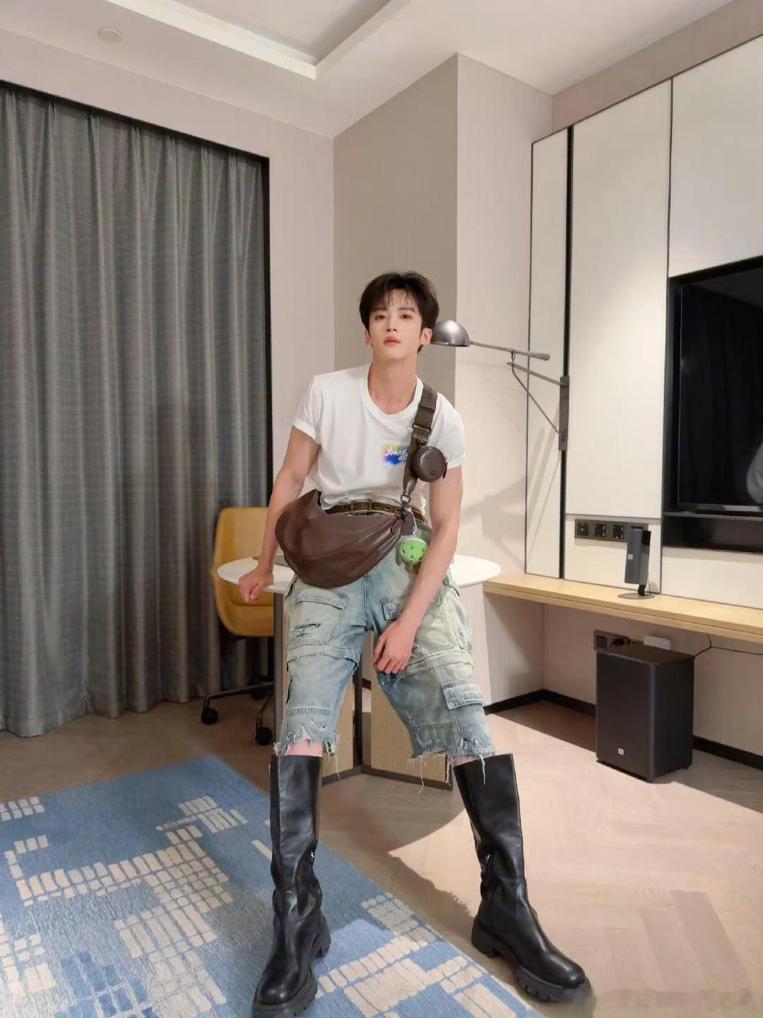 闫桉营业，大长腿！ ​​​