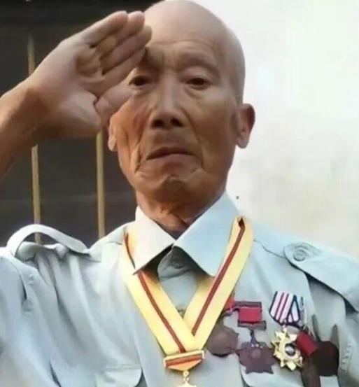 1950年，长津湖战役中，17岁的志愿军战士朱彦夫身负重伤，被美军划开肚子后丢在