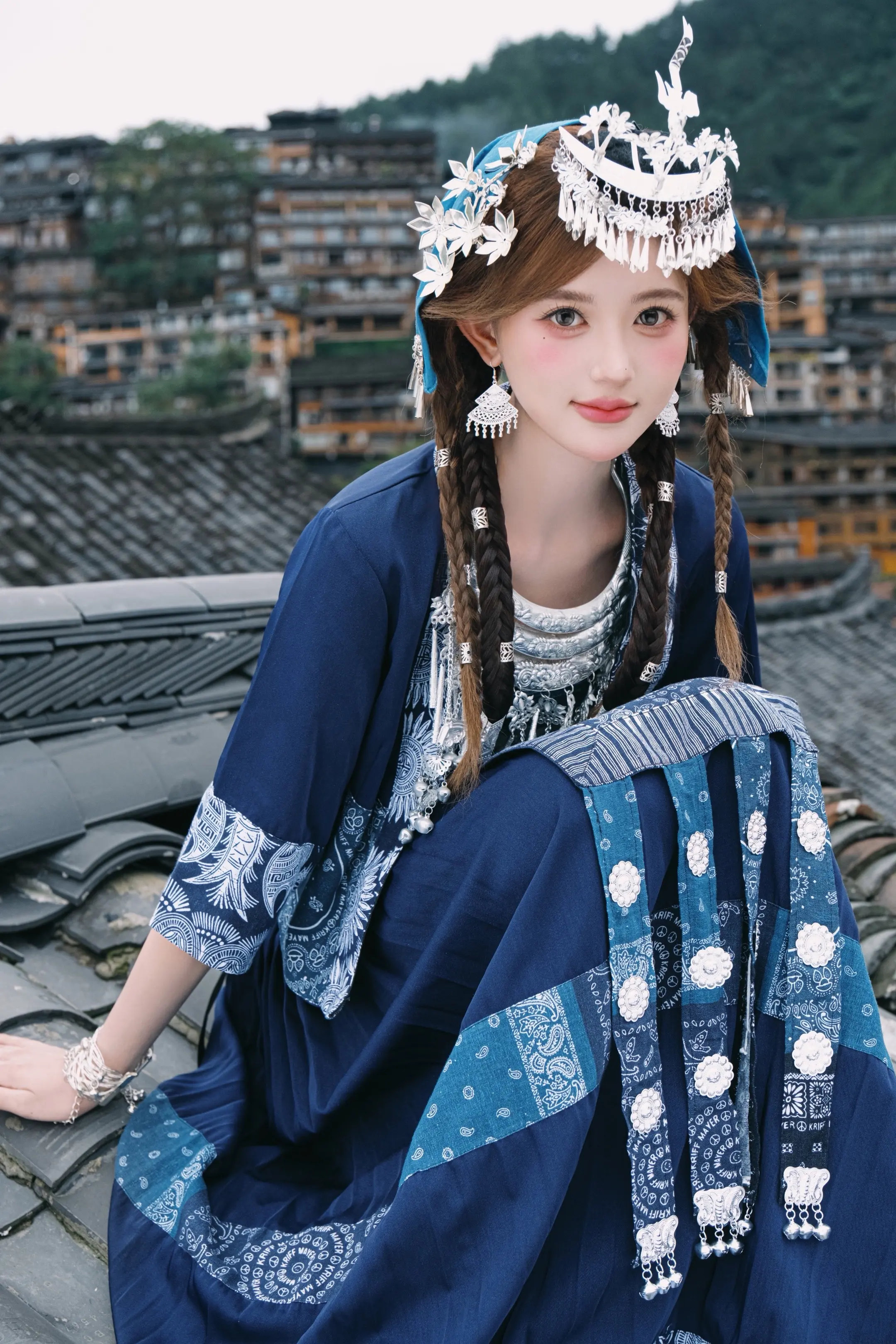 无银不花，不成姑娘；有衣无银，不成盛装。