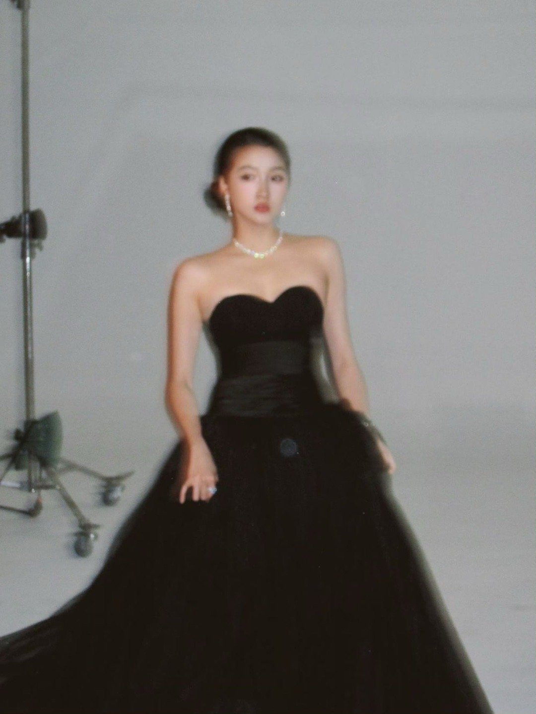 关晓彤补妆好可爱 微微仰头检查眼妆，手指轻点补粉的样子太乖了！明明在忙碌准备，抬