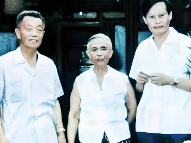 1971年杨振宁回国，见到岳父杜聿明时却叫他“杜先生”，周总理赶紧说：“应该称为