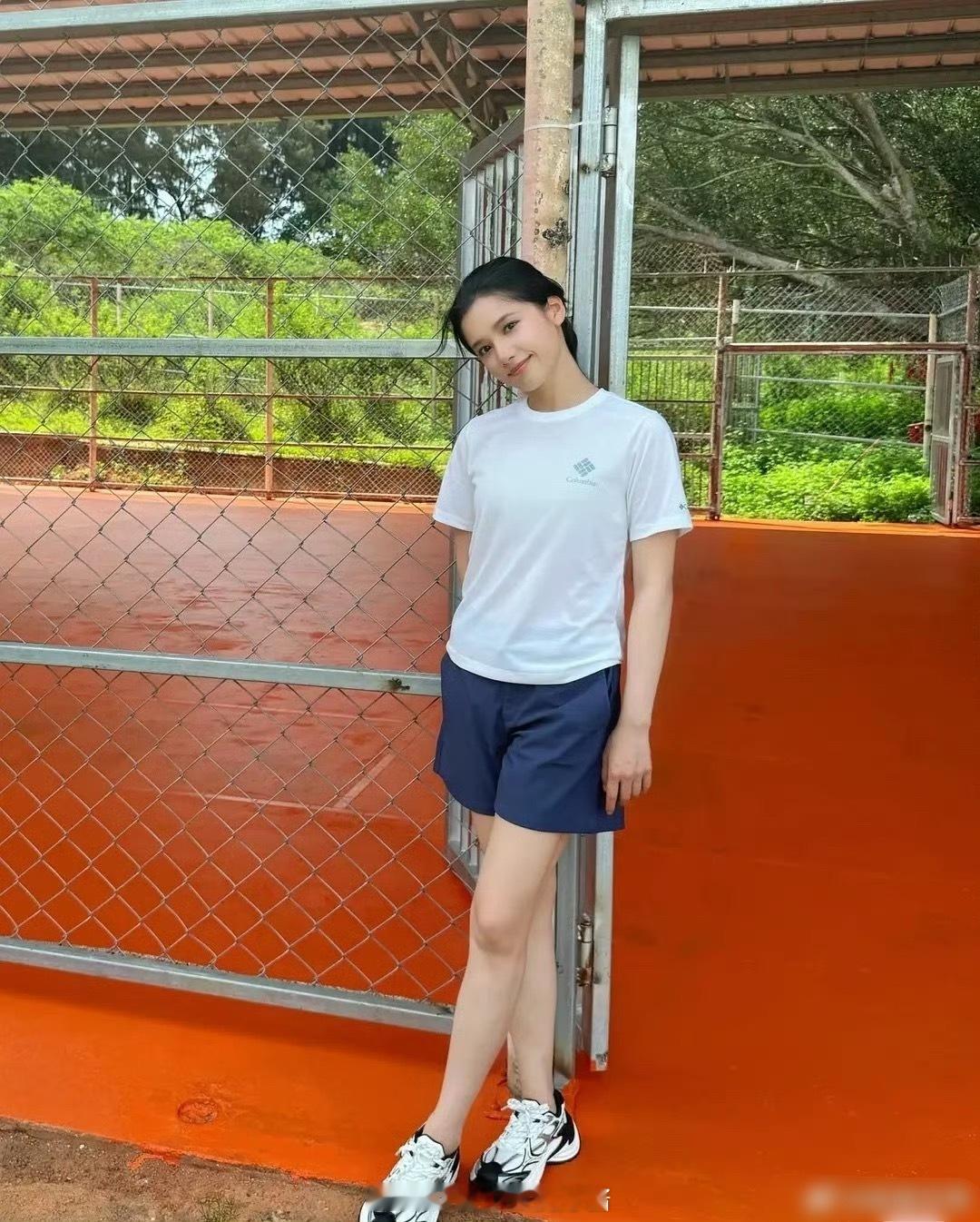 张婧仪在普通人里是瘦的 但是骨架有点粗所以上镜不占优势 ​​​