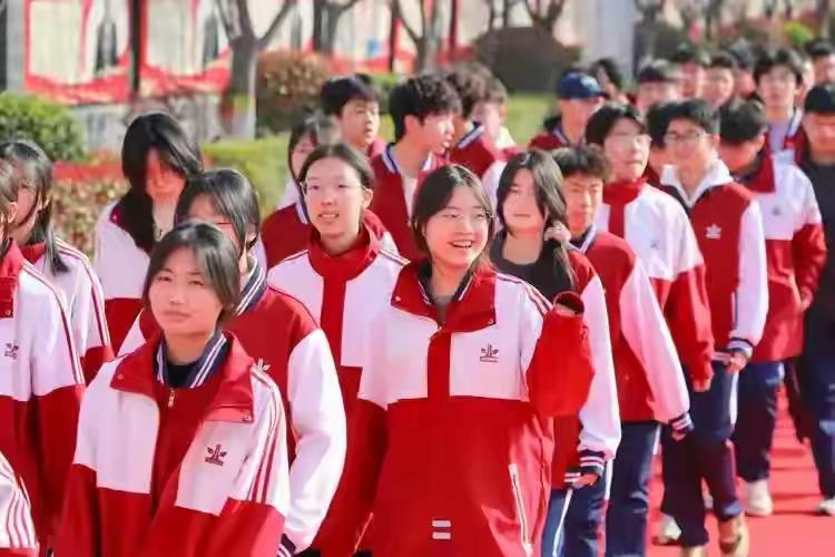 十五五规划提出探索延长义务教育年限，不少家长直接解读成高中马上强制免费，其实完全