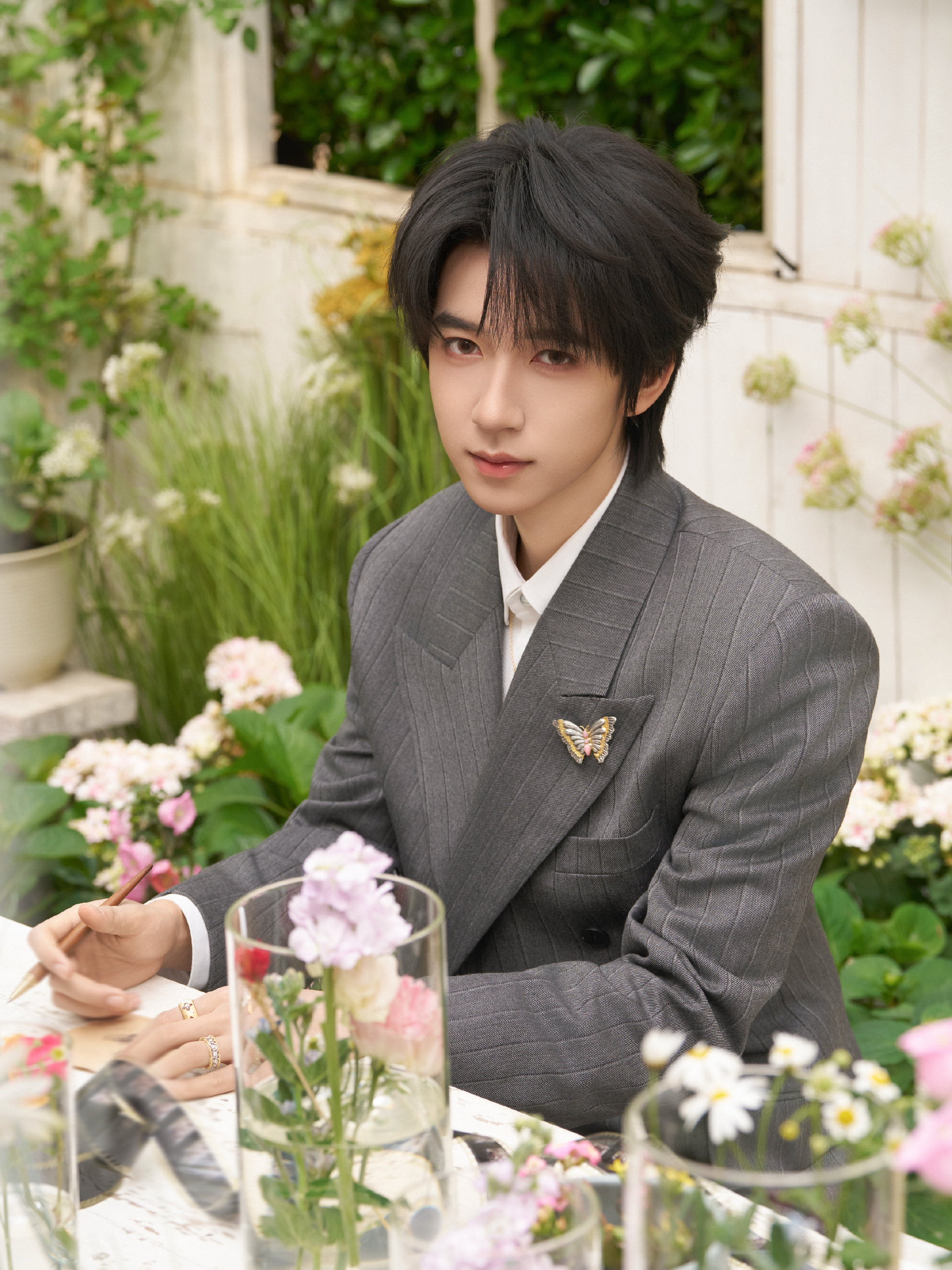 贺峻霖｜北京国际电影节造型贺峻霖 身着VERSACE26范思哲 春夏系列佩戴Bu