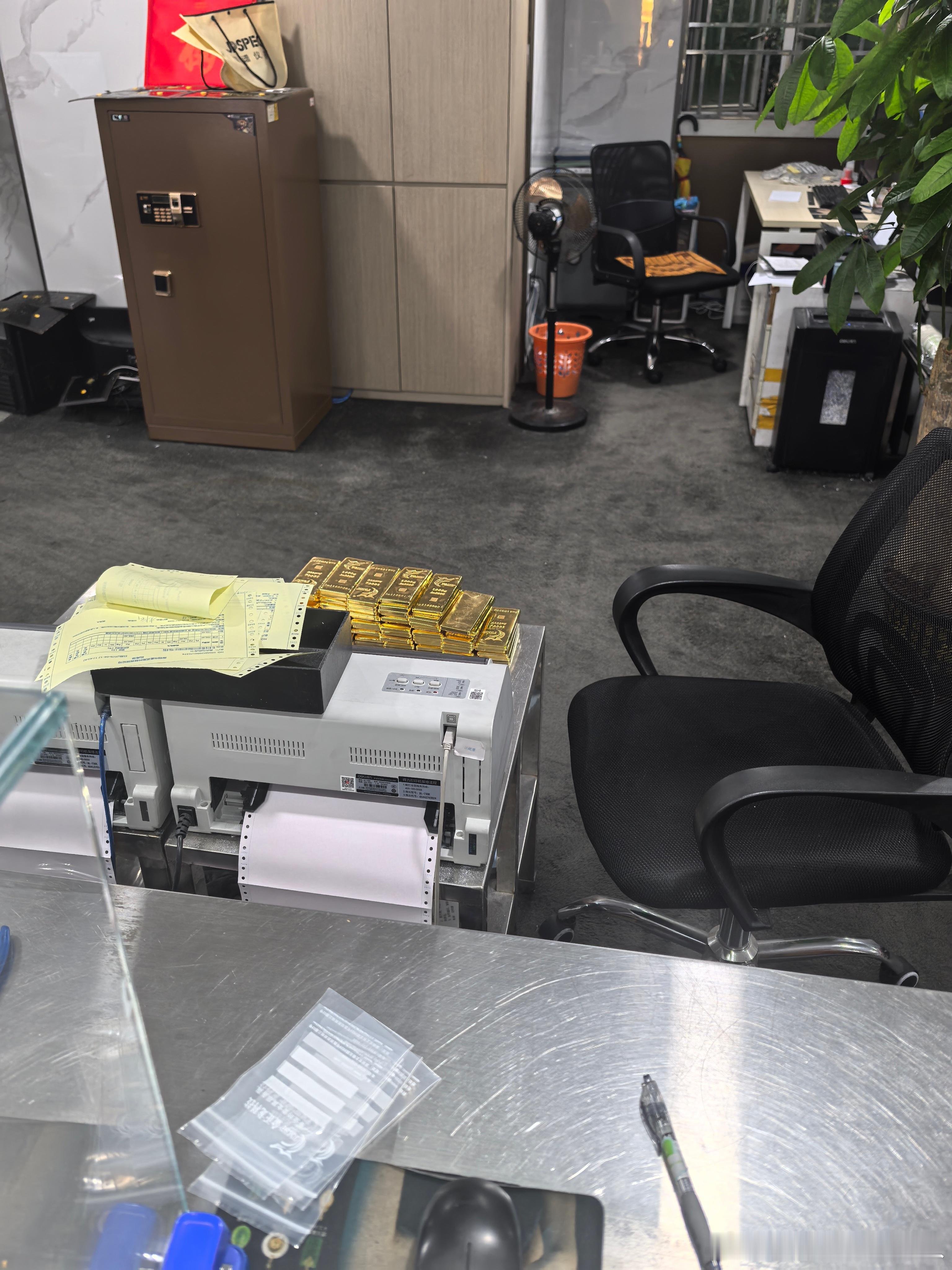 过来给大哥提金料今年我们增加了一个定制选项做纯金雕刻配件的款大佬们有喜欢的可以定