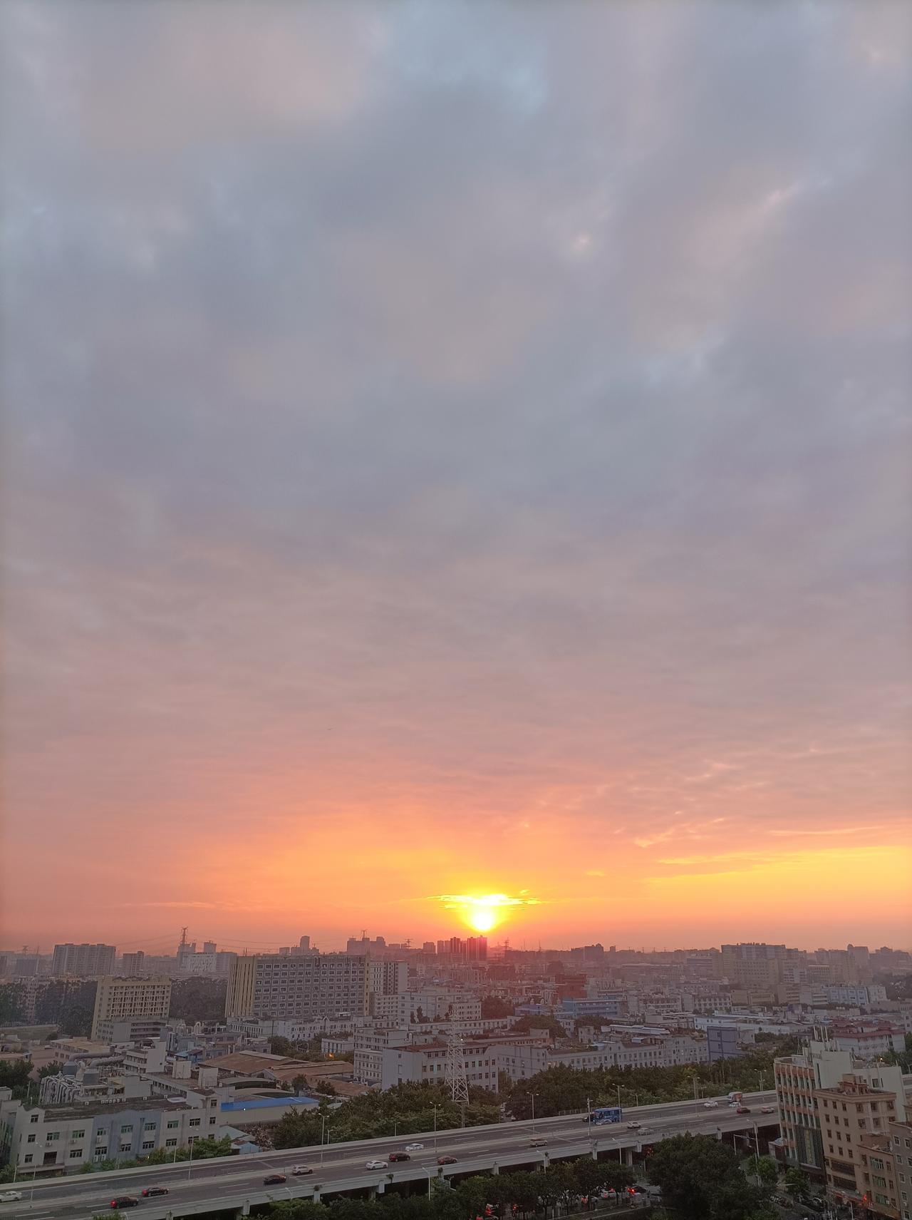 我拍到的落日瞬间好几天没有看到这样的落日瞬间了，今天下午出太阳了，落日又来了！